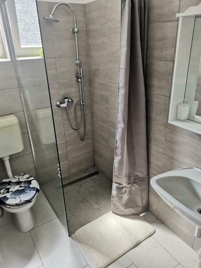 Guest House Surina App Surina'S Green Holiday Rupa Exteriör bild