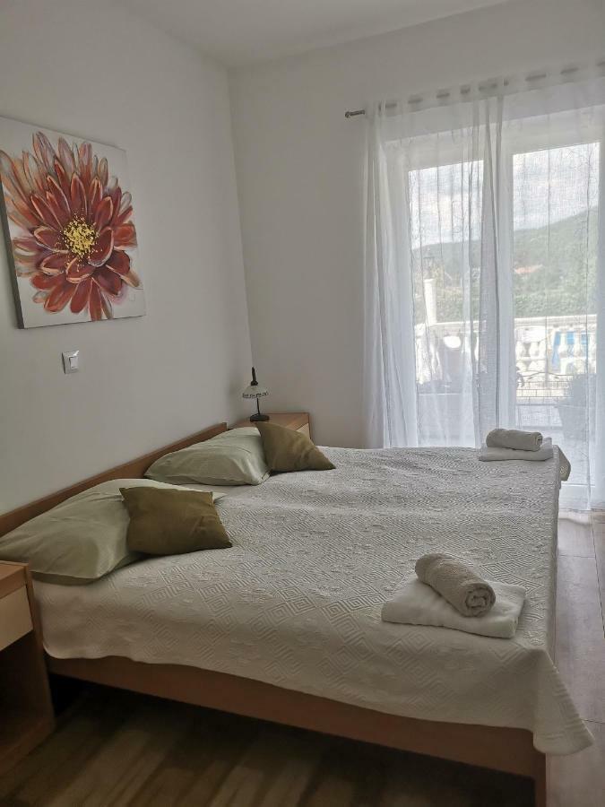 Guest House Surina App Surina'S Green Holiday Rupa Exteriör bild